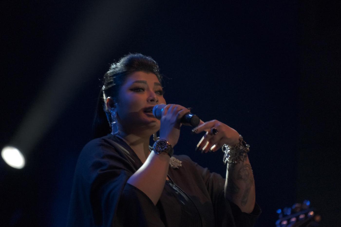 Nania menggunakan dress berwarna hitam dengan rambut diikat